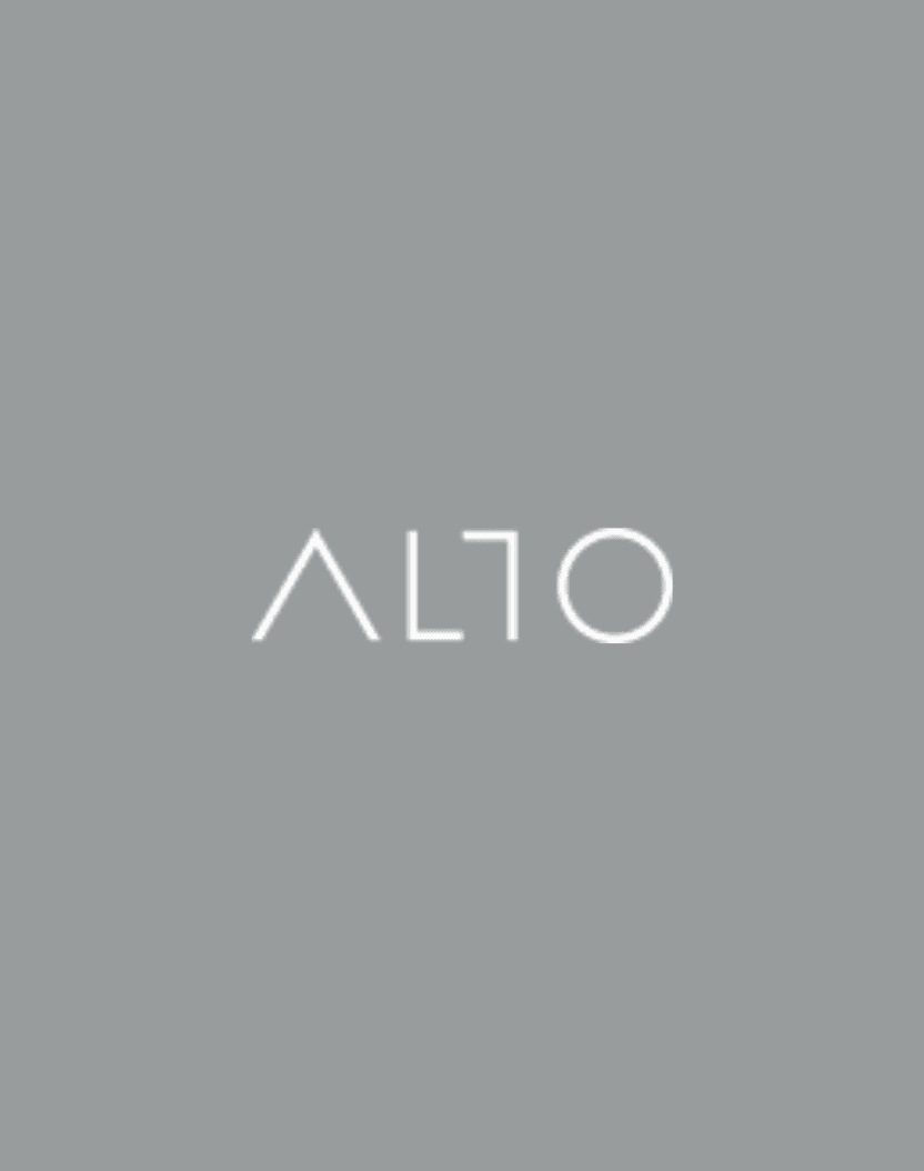Fond gris avec le mot ALTO écrit en lettres majuscules fines, blanches et modernes, où le A ressemble à un V renversé et le O à un simple cercle.
