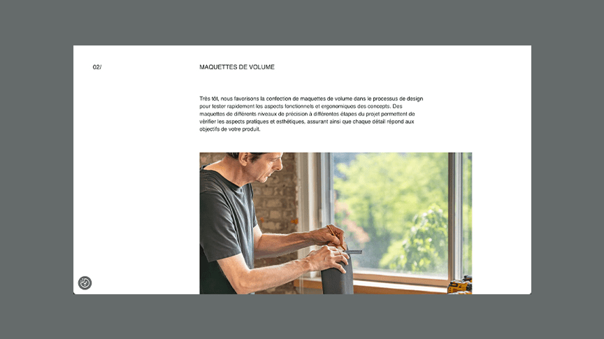 A man works on a model at a table next to a window. Text in French describes creating volume models as part of a design process. The setting appears to be a bright, modern workspace.