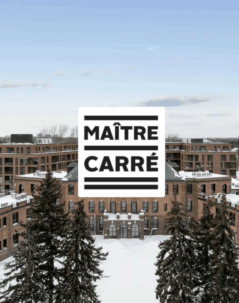 Un complexe d'appartements en briques avec des toits enneigés et de grands arbres à feuilles persistantes devant. Le ciel est dégagé et le logo Maître Carré est centré sur l'image.