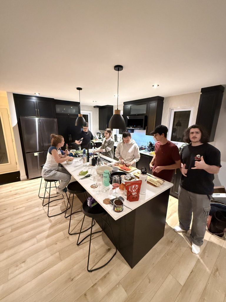 Membres de l'équipe autour d'un îlot de cuisine.