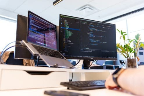 écran d'ordinateur affichant du code source HTML d'une agence Web située à Montréal ayant pour nom TREIZE