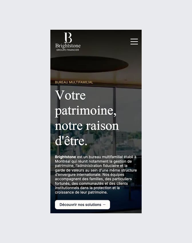 Page web mobile du Groupe Financier Brightstone, avec une vue de la ville en arrière-plan. Le texte en français présente ses services de gestion de patrimoine et comporte un bouton intitulé « Découvrir nos solutions ».