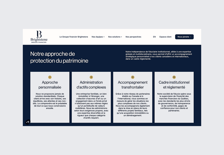 Capture d'écran d'une rubrique d'un site web français intitulée « Notre approche de protection du patrimoine », composée de quatre colonnes décrivant la gestion de patrimoine personnalisée et complexe, l'accompagnement transfrontalier et le cadre réglementaire.