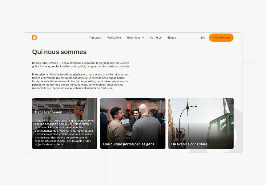 Capture d'écran de la page « Qui sommes-nous » d'un site web, comportant trois images : des personnes en train de discuter, une discussion de groupe et des employés utilisant des outils, ainsi qu'un texte en français présentant l'histoire et les valeurs de l'entreprise.