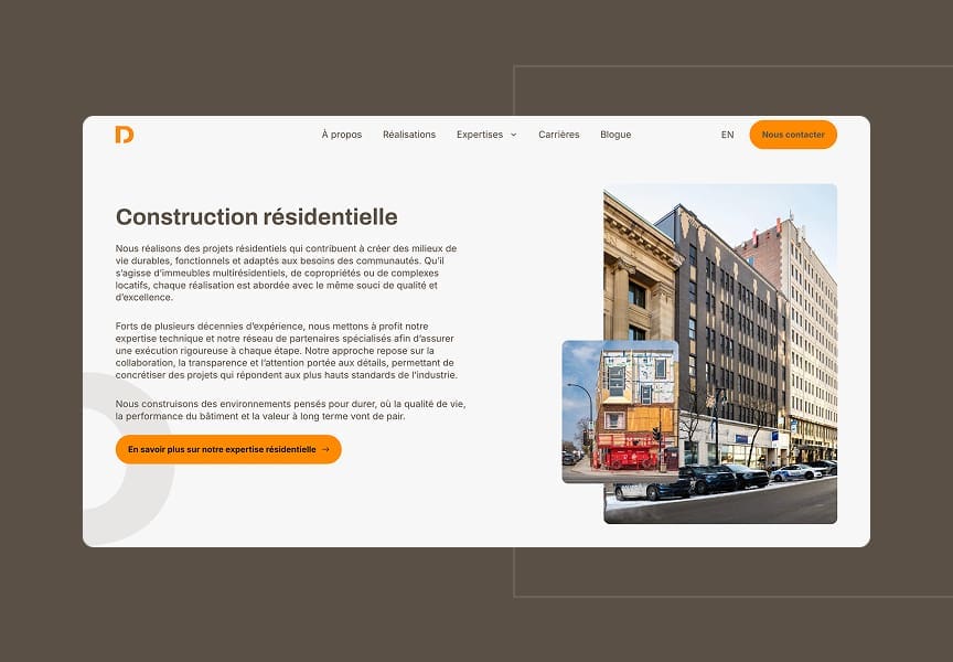 Une page web consacrée à la construction résidentielle, comportant une photo d'un bâtiment, un texte descriptif en français et des boutons orange permettant d'en savoir plus. Le design intègre des éléments blancs, orange et marron.