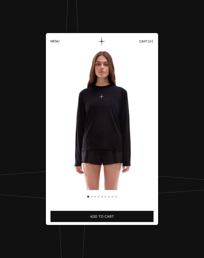 Une femme portant un t-shirt noir à manches longues orné d'un petit logo blanc sur la poitrine et un short noir assorti.