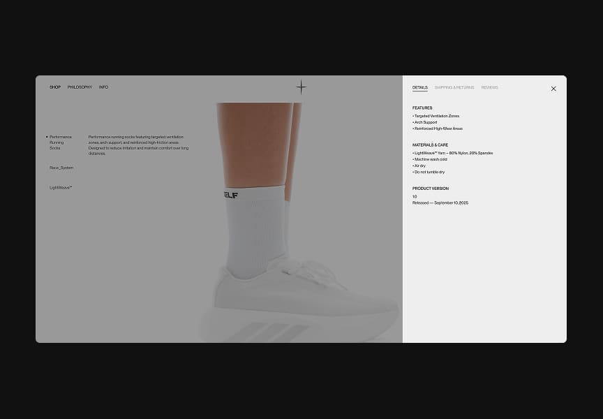 Une page produit consacrée à des chaussettes de course haut de gamme, présentant un gros plan d'une chaussette blanche et d'une chaussure, accompagnée d'un encadré décrivant les caractéristiques du produit, les matières utilisées et les conseils d'entretien.